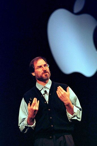 1997, Steve Jobs est rappelé pour reprendre les rennes de la compagnie qui est au bord de la faillite. A cette date, il change la stratégie d&#039;Appl...