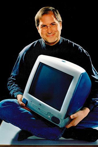 1998. Premier modèle de l’iMac, qui remplace le macintosh. Ses lignes courbées et sa couleur fluo sont une petite révolution pour l’époque.