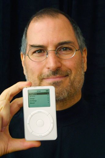 2001. Sortie du premier iPod qui va devenir le produit emblématique de la marque. Ce modèle a la capacité de contenir 1000 CDs.