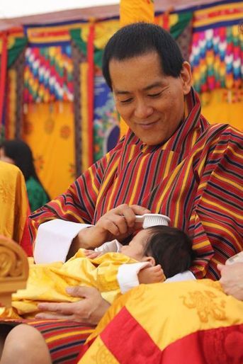 L’ancien roi du Bhoutan avec son petit- fils au dzong de Punakha, le 16 avril 2016
