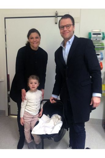 La première photo de la petite famille, prise à la maternité de l&#039;hôpital Karolinska de Stockholm
