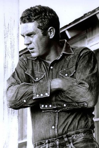 Steve McQueen sur le tournage du film de Robert Mulligan «Le Sillage de la violence». 
