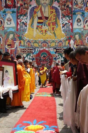 Le roi du Bhoutan avec son fils au dzong de Punakha, le 16 avril 2016