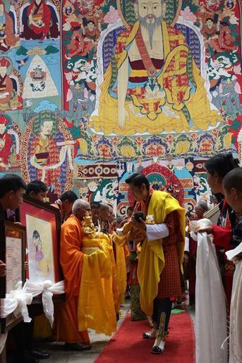 Le roi du Bhoutan avec son fils au dzong de Punakha, le 16 avril 2016