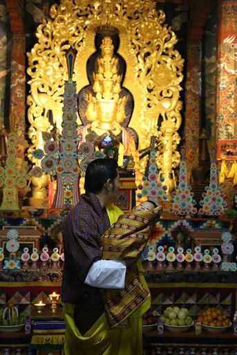 Le roi du Bhoutan avec son fils au monastère Changangkha Lhakhang à Thimphu, le 15 avril 2016