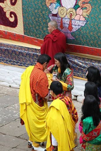 Le roi et la reine du Bhoutan avec leur fils au dzong de Punakha, le 16 avril 2016
