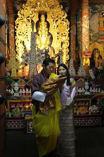 Le roi et la reine du Bhoutan avec leur fils au monastère Changangkha Lhakhang à Thimphu, le 15 avril 2016