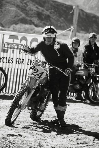 Tout au long de sa carrière, Steve a continué de parcourir les circuits du monde entier pour assouvir son envie de vitesse et de sensations fortes. Pilote chevronné, il conduit ici une moto à Indian Dunes. 