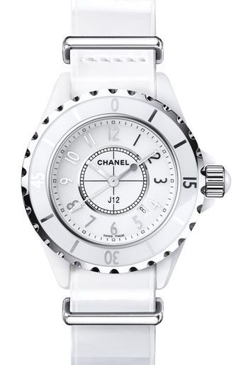 Chanel propose désormais sa mythique montre J12 montée sur des bracelets interchangeables de type NATO. J12-G10 en céramique, mouvement à quartz, 3 750 €, livrée avec deux bracelets NATO, en veau verni et en nylon, Chanel Horlogerie.
