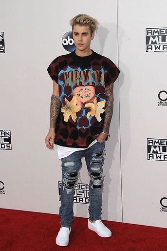 Justin Bieber en tee-shirt Fear of God, en jeans Amiri et en chaussures Vans