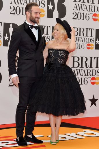 Kylie Minogue et son fiancé, Joshua Sasse, à Londres le 24 février 2016