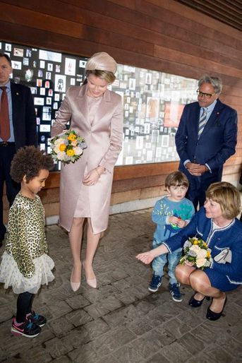 La reine Mathilde de Belgique avec Daniela Schadt au musée de la Mode à Anvers