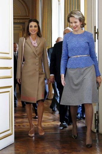 La reine Rania de Jordanie avec la reine Mathilde de Belgique au Palais royal à Bruxelles, le 12 janvier 2016
