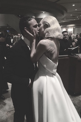 Lady Gaga embrasse son époux après sa prestation incroyable sur la scène du Kodak Theatre