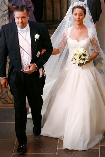 Marie Cavallier, au bras de son père, épouse le prince Joachim de Danemark, le 24 mai 2008