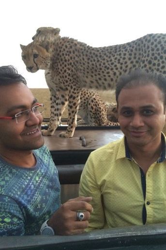 Un selfie avec les guépards pour ces touristes au Kenya
