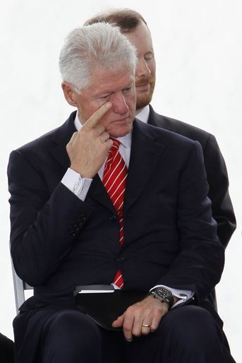 Bill Clinton essuie une larme lors d'une commémoration des attentats du 11-Septembre, en septembre 2011