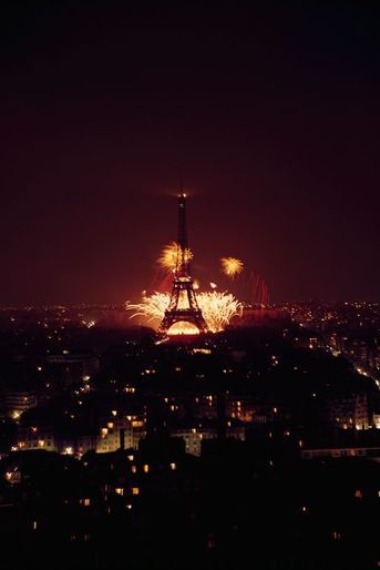 Feu d'artifice sur la Tour Eiffel, le 8 Mai 1965