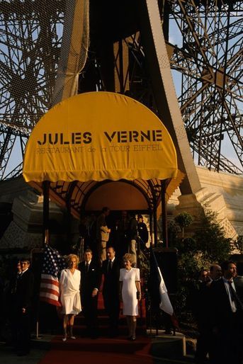 Jacques et Bernadette Chirac recoivent le président Ronald Reagan et son épouse Nancy, au restaurant le Jules Verne ,pour le centenaire de la Tour...