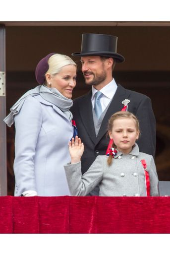 La princesse Ingrid Alexandra de Norvège, son père le prince Haakon et sa mère Mette-Marit