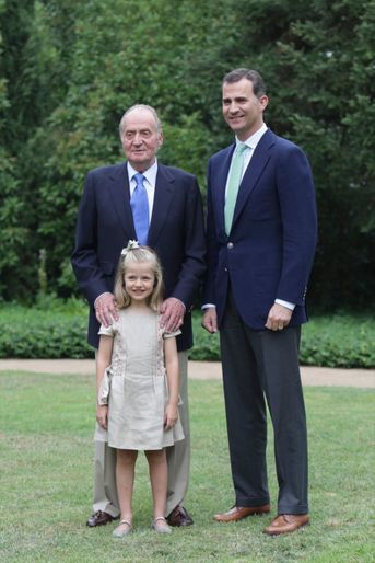 La princesse Leonor d&#039;Espagne et son père le roi Felipe VI, et son grand-père l&#039;ancien roi Juan Carlos