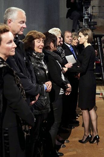 La reine Letizia d'Espagne avec des familles des victimes de l'A320 à Barcelone, le 27 avril 2015