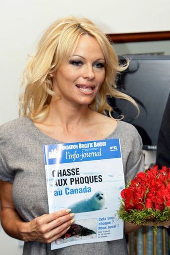 La star lutte avec la Fondation Brigitte Bardot contre la chasse aux phoques au Canada, à Paris, le 14 février 2008