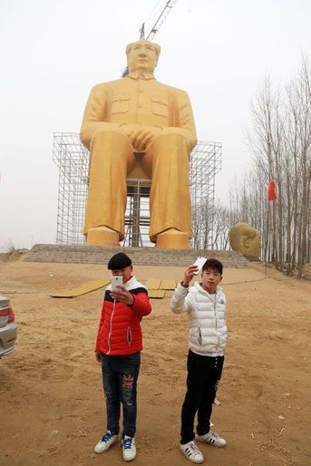 La statue dorée de Mao mesure 37 mètres de haut