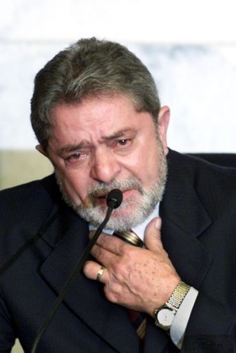 Le président brésilien Lula, tout juste élu, verse une larme en recevant un diplôme du Tribunal électoral de Brasilia, en décembre 2002