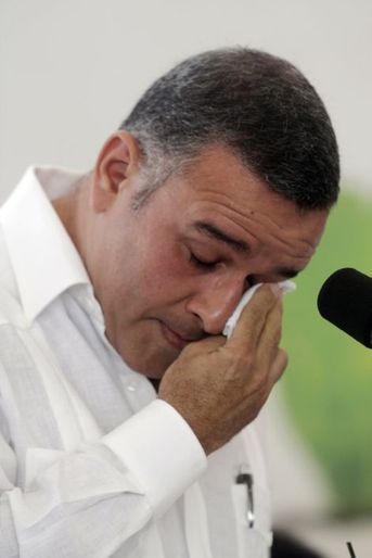 Le président salvadorien Mauricio Funes pleure lors d'un discours à propos du massacre d'El Mozote, en janvier 2012