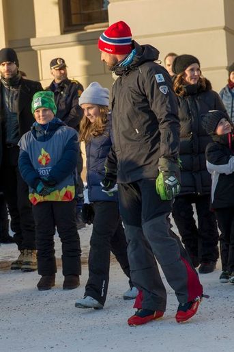Le prince Haakon de Norvège et ses enfants à Oslo, le 17 janvier 2016