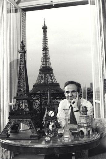 Le réalisateur François Truffaut, dans son appartement parisien, pose avec sa collection de miniatures de la Tour Eiffel. La vraie apparaissant de...