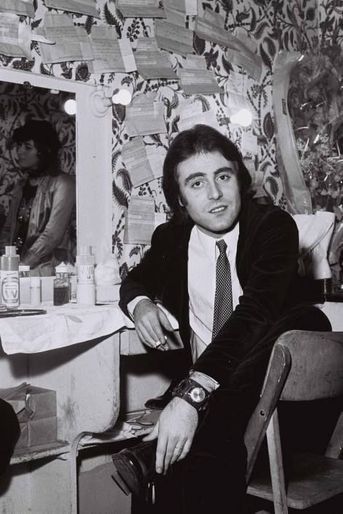 Michel Delpech dans les loges après un concert en 1970