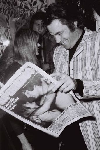 Michel Delpech dans les loges après un concert en 1970