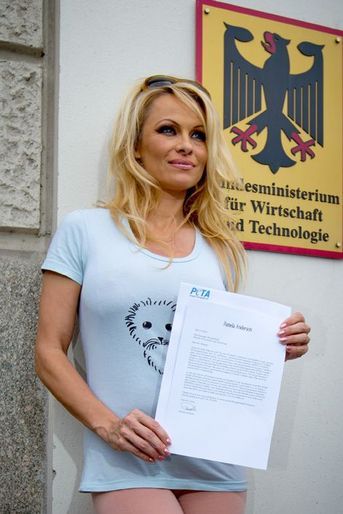 Pamela Anderson donne une pétition au ministère de l'Economie allemand au nom de la PETA pour l'arrêt de la chasse aux phoques, à Berlin