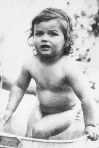 Alain Delon à 20 mois dans une bassine