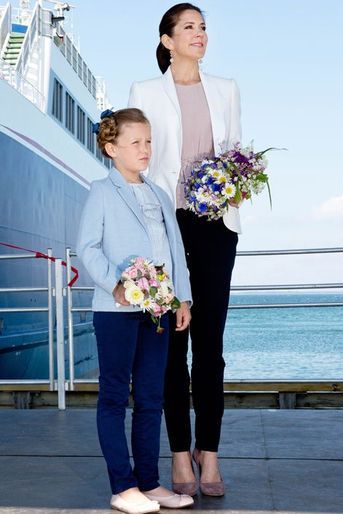 La princesse Mary de Danemark avec la princesse Isabella qui inaugure son premier bateau à Saelvig, le 6 juin 2015