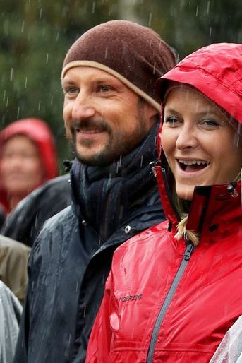 La princesse Mette-Marit avec le prince Haakon de Norvège à Akershas lors d&#039;une visite arrosée, le 17 septembre 2015