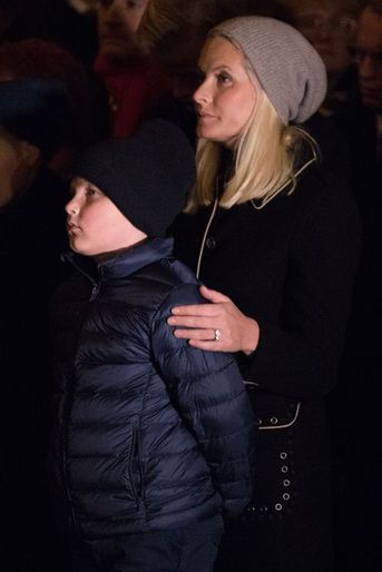 La princesse Mette-Marit de Norvège avec ses enfants à une cérémonie à Oslo pour les victimes des attentats de Paris, le 17 novembre 2015