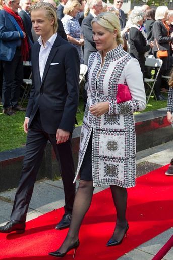 La princesse Mette-Marit de Norvège avec son fils aîné Marius Borg Hoiby à Oslo, le 7 juin 2015