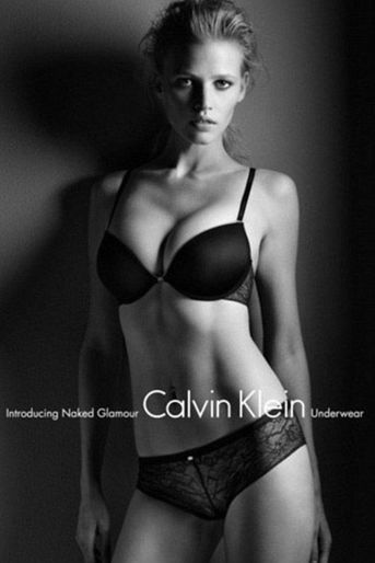 Lara Stone pour Calvin Klein