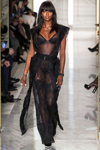 Naomi Campbell défile pour le défilé Haute Couture La Perla à Paris, le 26 janvier 2015
