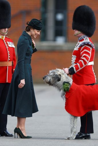 Kate Middleton dans un manteau Laura Green London à Aldershot, le 17 mars 2022