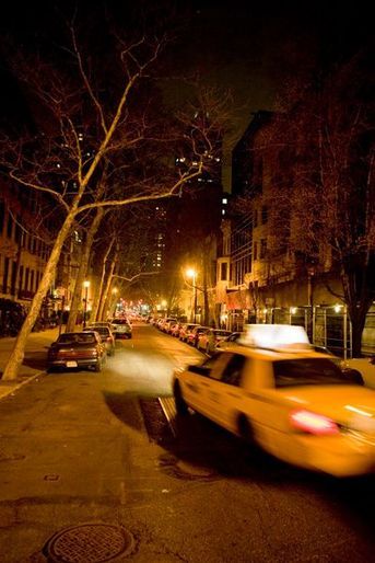 ... et les «Yellow Cabs», les taxis new-yorkais, filent dans la nuit qui a envahi la rue rendue célèbre par son riverain.