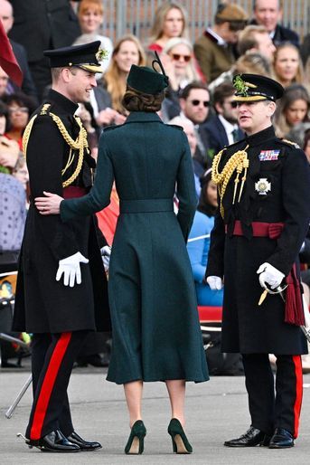 Kate Middleton, de dos, et le prince William à Aldershot, le 17 mars 2022