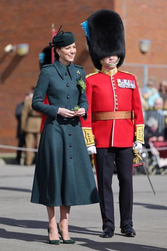 Kate Middleton en total look vert à Aldershot, le 17 mars 2022