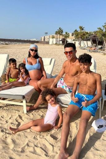 Cristiano Ronaldo a au total quatre enfants. Christiano Junior est né par mère porteuse en 2010. Le footballeur a de nouveau fait appel à une mère porteuse qui a donné naissance aux jumeaux Eva et Mateo en 2013. Avec Georgina Rodriguez, il a eu une fille, Alana Martina, également en 2017.