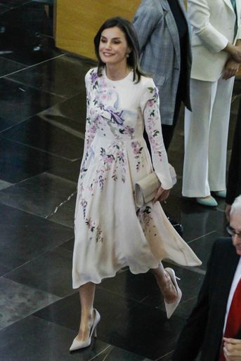 La reine Letizia d'Espagne dans une robe brodée Asos à Saragosse, le 7 mai 2019