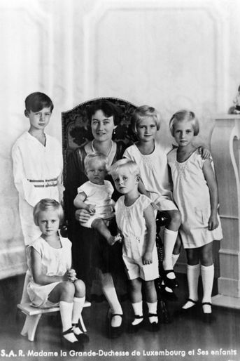 Le prince Jean de Luxembourg avec sa mère la grande-duchesse Charlotte, ses soeurs et son frère, en août 1931