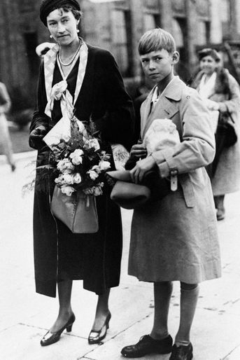 Le prince Jean de Luxembourg avec sa mère la grande-duchesse Charlotte en 1934